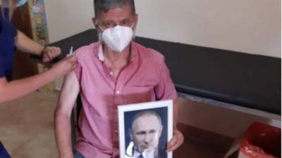 Владимир Путин - Альберто Фернандес - Мэр аргентинского города вакцинировался «Спутник V», держа фото Путина в руках - gazeta.a42.ru - Москва - Аргентина