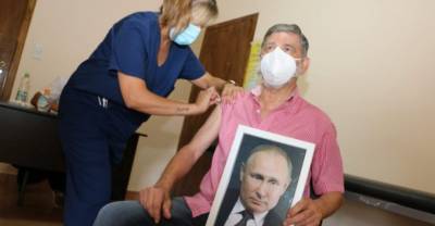 Владимир Путин - Хуан Карлос - Мэр аргентинского города объяснил, почему прививался от ковида с портретом Путина в руках - reendex.ru - Аргентина