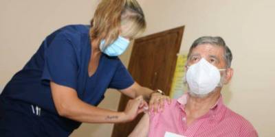 Владимир Путин - Альберто Фернандес - Мэр одного из аргентинских городов привился от коронавируса с портретом Путина в руках - nv.ua - Венесуэла - Аргентина