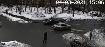 "Пара шагов – и беда": Водитель чуть не сбил женщину на переходе в Петрозаводске (ВИДЕО) - stolicaonego.ru - Петрозаводск