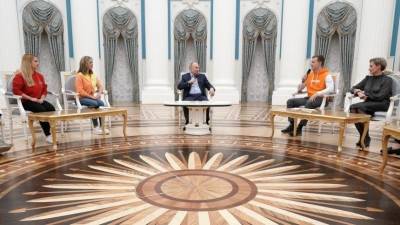 Владимир Путин - Путин встретился с волонтерами движения «Мы вместе» - 5-tv.ru