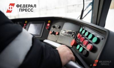 Застрявшую на путях маршрутку в Новосибирске пришлось толкать пассажирам - fedpress.ru - Новосибирск