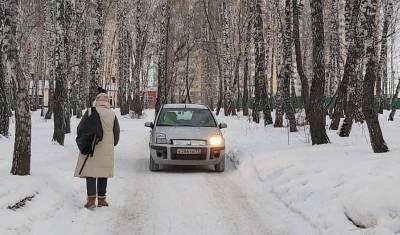 В Тюмени водители накатали дорогу в Берёзовой роще через тротуар, управа ЦАО молчит - nashgorod.ru - Тюмень