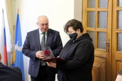 Вадим Лысанов - Глава Кунгура Вадим Лысанов вручил Почетную грамоту Елене Тепляковой - iskra-kungur.ru - Пермь - Пермский край - Кунгур