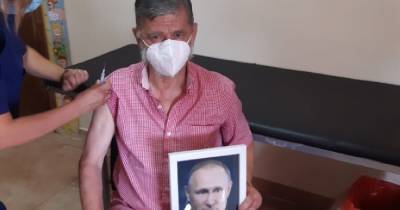 Владимир Путин - "Горжусь им": в Аргентине мэр вакцинировался "Спутником V" с портретом Путина в руках - focus.ua - Аргентина