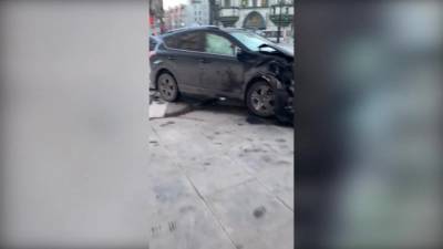 Лев Толстой - Максим Соколов - Машина врезалась в фасад дома после столкновения с другим авто на площади Льва Толстого - piter.tv - Санкт-Петербург
