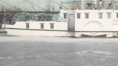 В акватории Малой Невки едва не затонули два судна из-за температурных качелей - piter.tv - Судно