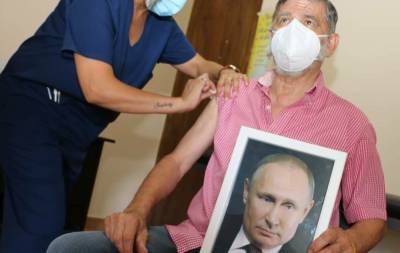 Владимир Путин - Альберто Фернандес - В Аргентине мэр привился "Спутником V" с портретом Путнина в руках - 24tv.ua - Словакия - Аргентина - Новости