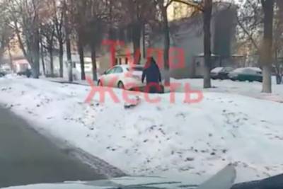 В Туле в районе Зеленстроя водитель Mazda объехал пробку по тротуару - tula.mk.ru - Крым - Тула