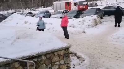 К зареченской поликлинике прибыли 5 спецмашин и 16 пожарных - penzainform.ru