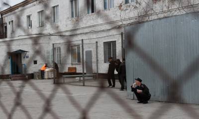 Новосибирский суд признал незаконным требование к осужденным передвигаться по колонии с руками за спиной - og.ru - Новосибирск
