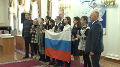 Ренат Алиулов - Придумывали подпись и готовили «лук». Ульяновским девочкам вручили паспорта к 8 Марта - ulpravda.ru - Ульяновск