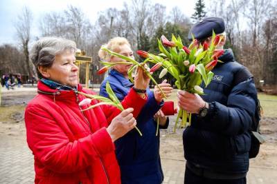 Москва онлайн покажет, как мужчины дарят женщинам цветы на улицах города - m24.ru - Москва
