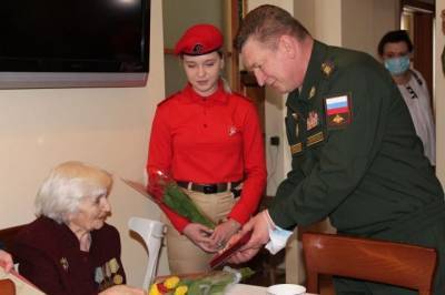 Александр Лапин - В Екатеринбурге военные поздравили персональным парадом женщину-фронтовика - aif.ru - Екатеринбург
