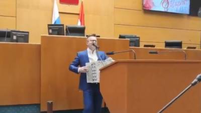 Михаил Матвеев - Депутат Самарской губернской думы сыграл на баяне женщинам-коллегам - riafan.ru - Самара - Самарская обл.