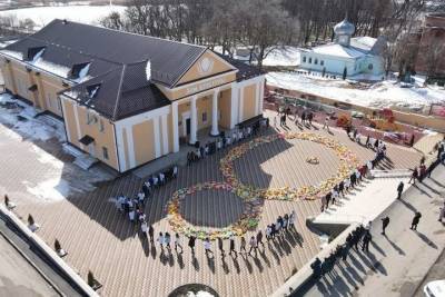 Николай Бондаренко - Гигантскую восьмерку из цветов ручной работы создали на Ставрополье - kavkaz.mk.ru - Ставрополье