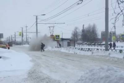 В Ярославле пешехода завалило снегом от очистки дороги - yar.mk.ru - Ярославль - район Дзержинский