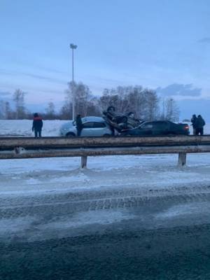 «Видели, жёстко»: очевидцы опубликовали фото тройного ДТП на трассе Кемерово — Новокузнецк - gazeta.a42.ru - Кемерово