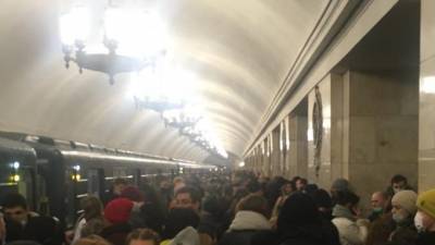 Движение по "красной" ветке метро ограничили из-за падения пассажира на пути - piter.tv - Санкт-Петербург