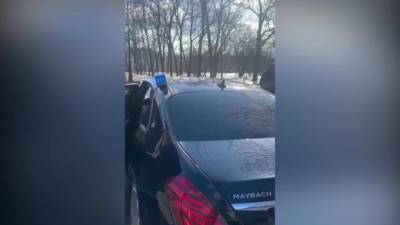 Водитель Maybach может лишиться прав за подложные госномера и "мигалку" - piter.tv - Санкт-Петербург