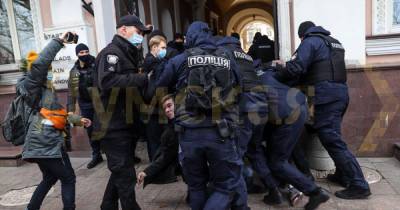 В Одессе активисты пытались помешать маршу женщин и подрались с полицейскими: фото, видео - tsn.ua - Одесса