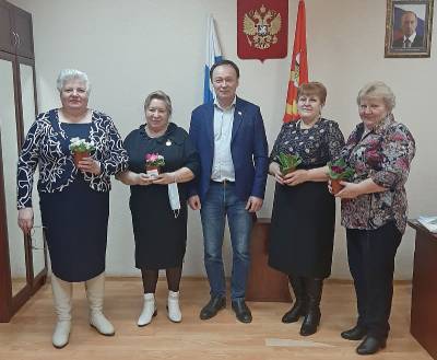 Евгений Иванов - Депутаты поздравили смолянок с Международным женским днём - rabochy-put.ru