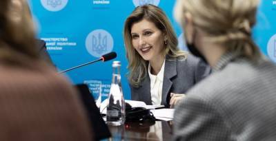 Елена Зеленская - Елена Зеленская покорила элегантным образом на встрече: фото в сером костюме - 24tv.ua