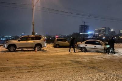 На Октябрьском мосту в Новосибирске произошло ДТП с участием пяти авто - runews24.ru - Новосибирск