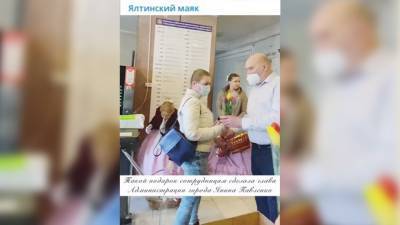 Янина Павленко - Сотрудниц Администрации Ялты встречал на работе оркестр - riafan.ru - Крым - Симферополь - Севастополь