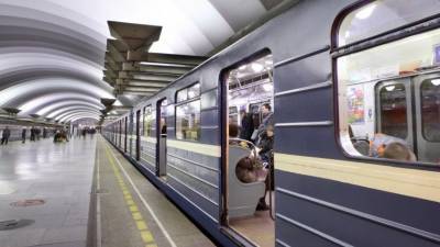Мужчина погиб под колесами поезда в метро Петербурга— видео - 5-tv.ru - Санкт-Петербург