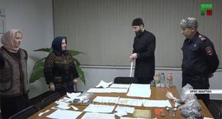 Богослов публично отчитал двух жительниц Урус-Мартана за колдовство - kavkaz-uzel.eu - респ. Чечня