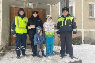 Кыштымские полицейские, спасшие на пожаре многодетную семью, поздравили девочек и их маму с 8 марта - chel.mk.ru