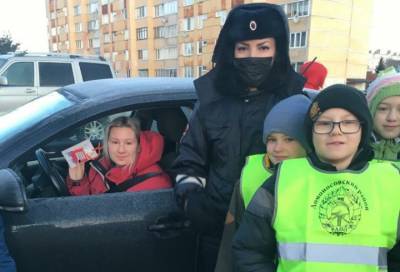 В Кипени инспекторы ГИБДД и школьники поздравляют женщин с наступающим 8 Марта - online47.ru - Ленинградская обл. - Санкт-Петербург - район Ломоносовский