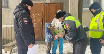 Спасшие семью из огня челябинские полицейские поздравили ее с 8 Марта - ren.tv - Челябинская обл.