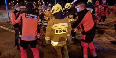 Восемь украинцев в тяжелом состоянии, пассажиры не были пристегнуты. Польские СМИ рассказали подробности об аварии автобуса Познань-Херсон - nv.ua - Польша - Херсон
