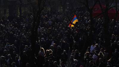 Никола Пашинян - Оник Гаспарян - Ветераны армянской армии потребовали на митинге отставки Пашиняна - iz.ru - Ереван