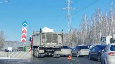 Из-за аварии с самосвалом на улице Мельникайте в Тюмени образовалась пробка - nashgorod.ru - Тюмень