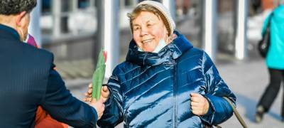 В Петрозаводске волонтеры раздали женщинам более 4 тысяч цветов (ФОТО) - stolicaonego.ru - Петрозаводск - республика Карелия