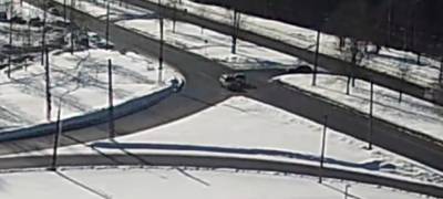 Два автомобиля не разъехались на перекрестке в Петрозаводске (ВИДЕО) - stolicaonego.ru - Петрозаводск - республика Карелия