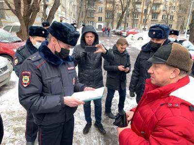 Валерий Рашкин - Полиция выдала депутату Рашкину предостережение на встрече с жителями ул. Ивана Франко - mskgazeta.ru - Москва
