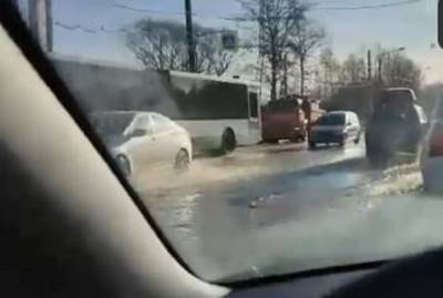 На Петергофском шоссе произошел потом из-за аварии - neva.today - Санкт-Петербург