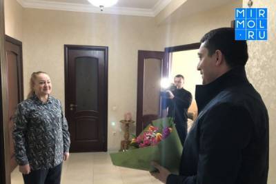 Сергей Меликов - С наступающим Международным женским днем поздравили мать кавалера ордена Мужества Марата Молчанова - mirmol.ru - Махачкала