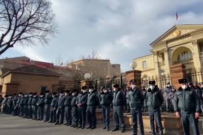 Армен Саркисян - Никола Пашинян - Оник Гаспарян - Полиция Еревана взяла резиденцию президента под усиленную охрану - govoritmoskva.ru - Ереван