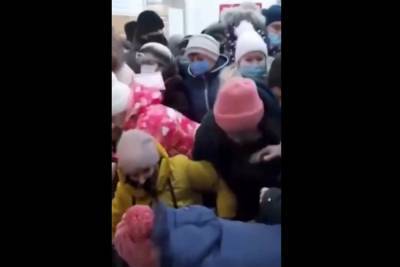 В Башкирии произошла массовая давка из-за дешевых игрушек - mk.ru - Башкирия