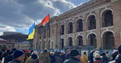 В Киеве активисты требовали вернуть Гостиный двор в собственность общины - dsnews.ua - Киев