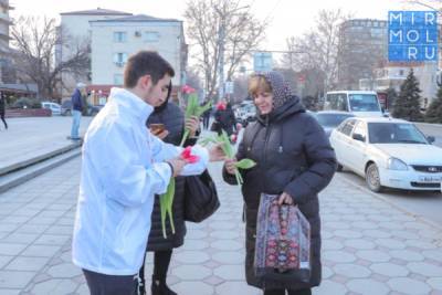 В рамках акции «Вам, любимые!» в Дагестане раздали женщинам цветы - mirmol.ru - респ. Дагестан