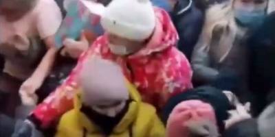 В Белебее, Башкирия, в магазине устроили толкучку из-за акции на игрушки к 8 марта, видео - ТЕЛЕГРАФ - telegraf.com.ua - Башкирия