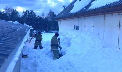 В Югре на женщину с крыши сошла лавина снега, потребовалась помощь сотрудников МЧС - nashgorod.ru - Югра