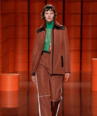 Следующей осенью в моде будет темный деним, как на показе Hermès - skuke.net - Китай - Франция - Париж - Нью-Йорк - Нью-Йорк - Шанхай