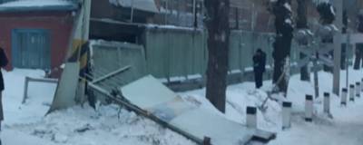 В Омске рухнула плита бетонного забора: погибла женщина - runews24.ru - Омск - Омская обл.